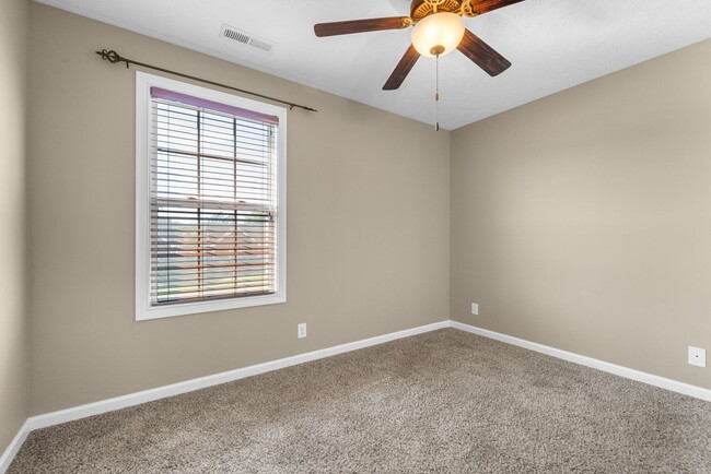 Building Photo - Large, Nice home close to Fort Campbell and Shopping