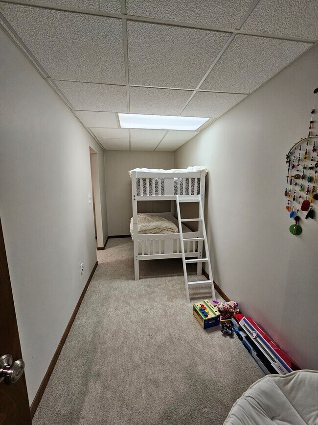 Building Photo - Remarkable 5 Bedroom Home For Rent in Mentor