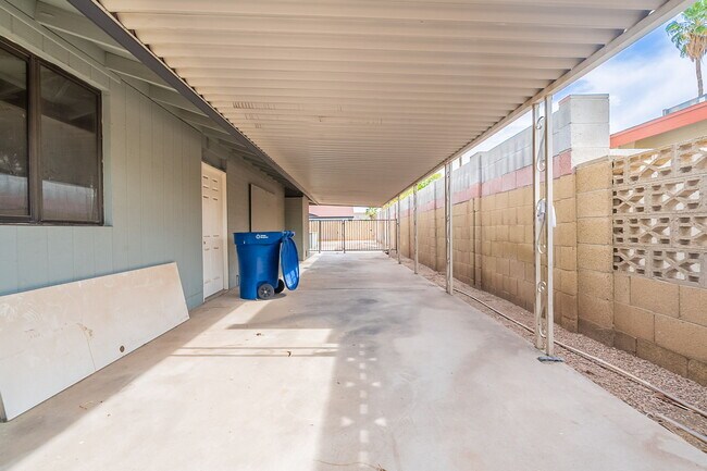 Building Photo - 2543 E Huntington Dr
