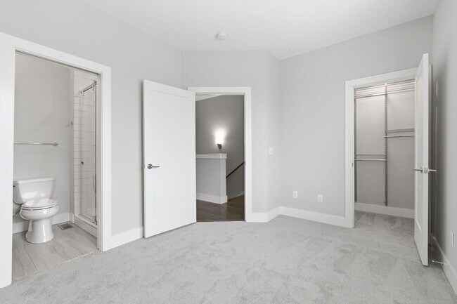 Building Photo - Modern 2 Bedroom Townhouse
