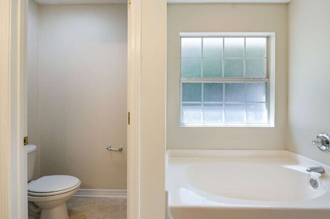 Building Photo - 4 bedroom 2 bathroom home in SW Pensacola ...