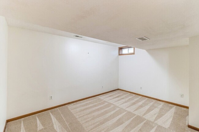 Building Photo - GREAT LOCATION IN COUNTRY CLUB!! 4 Bedroom, 3.5 Bathroom Home in Clive