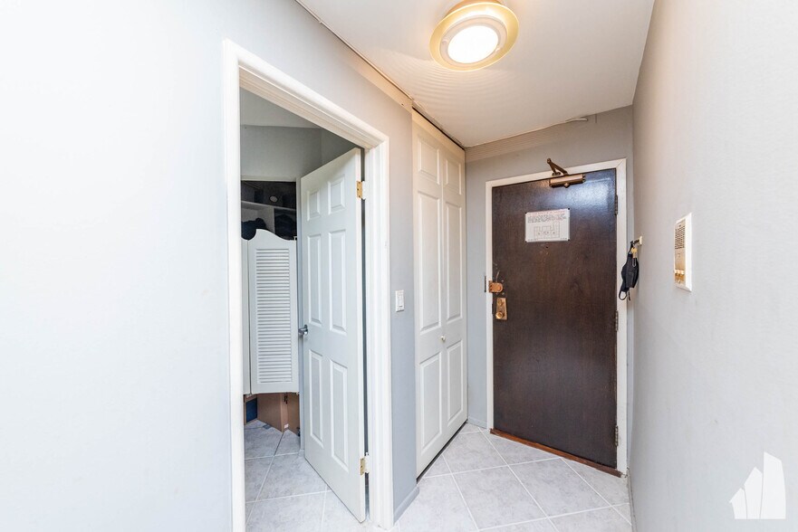 Building Photo - 3825 N Pine Grove Ave