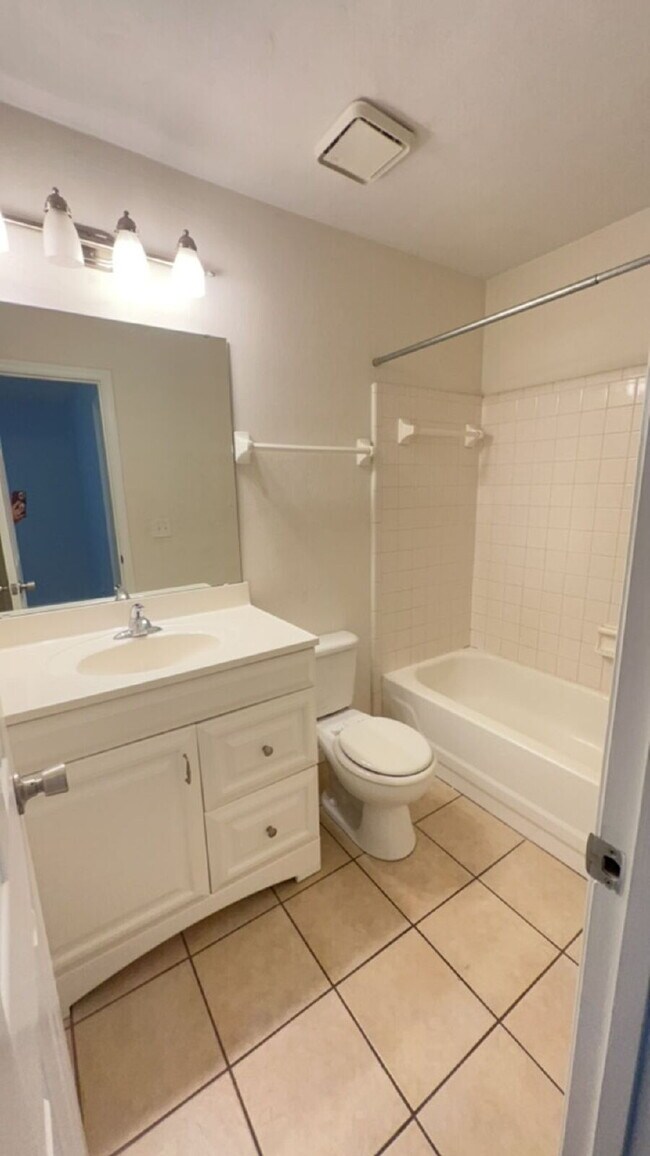 Building Photo - Spacious 1 BR 1 BA Available in July!