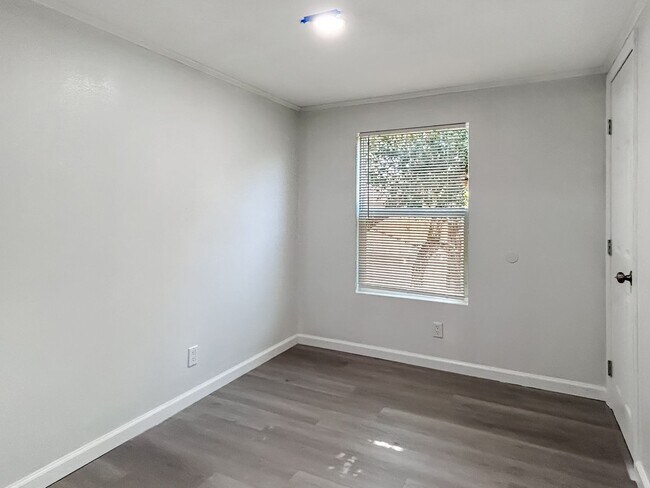 Building Photo - Move-In Ready Home Near Canyon Lake – Fresh Interior, Deck & Detached Garage