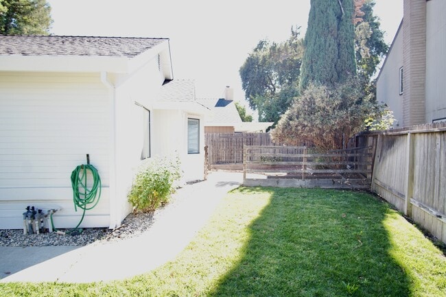 Building Photo - 4400 Sunrise Ct