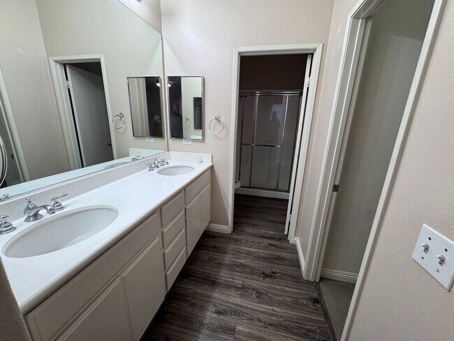 Building Photo - Beautiful 3 Bedroom, 2 1/2 Bath Condo, In Riverside