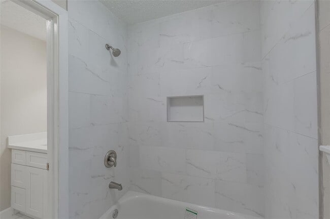 Building Photo - 7413 Heilig Rd