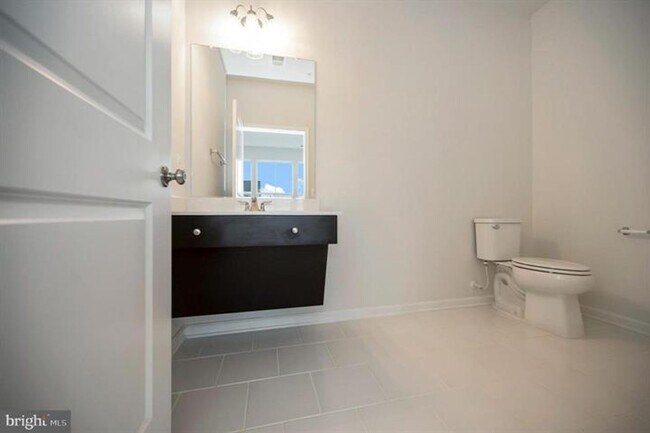 Building Photo - Great Townhome in Embrey Mill