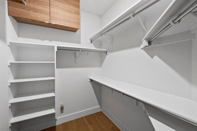 Building Photo - 544 Ayinger Ln