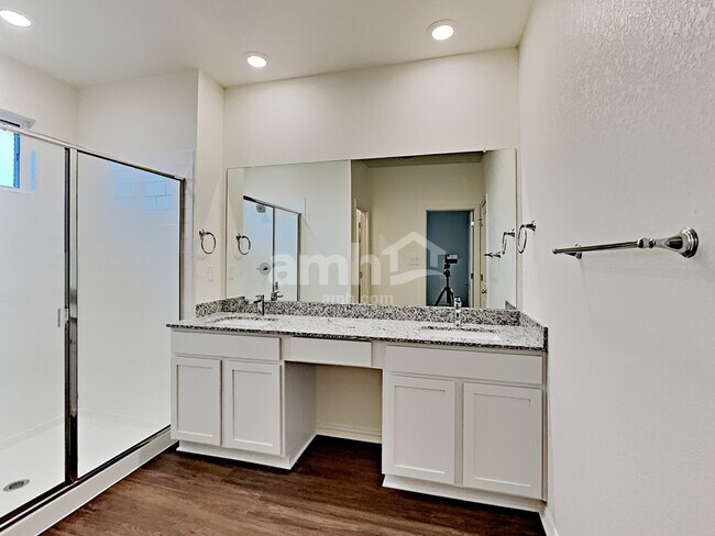 Building Photo - 2737 Lillybrook Ln
