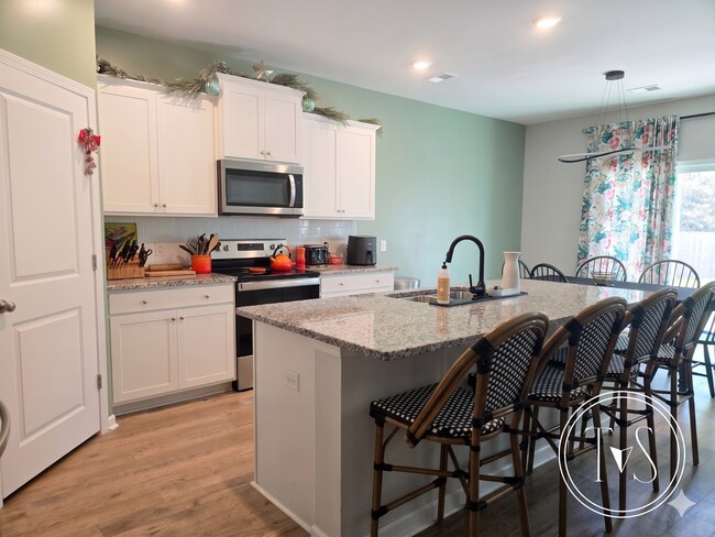 Building Photo - RATE DROP ALERT (was $3300/month)!