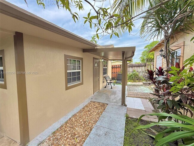 Building Photo - 1001 NW 23rd Ct