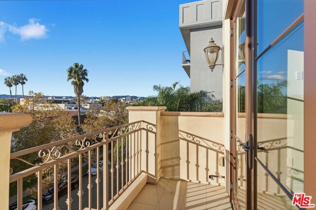 Building Photo - 462 S Maple Dr