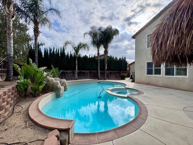 Building Photo - Discover this beautifully upgraded 5 bedro...