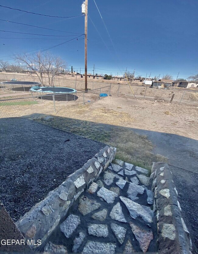 Building Photo - 9389 San Lorenzo Ave