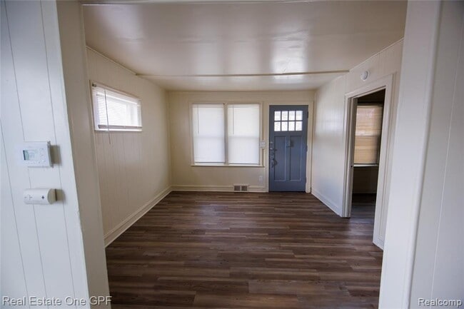 Building Photo - 8242 Maxwell Ave