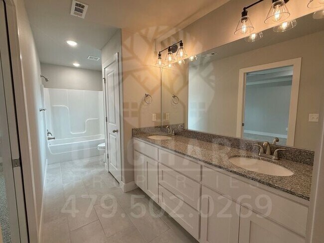 Building Photo - Single-Family Home- 2 Bed/2 Bath w/Hobby R...