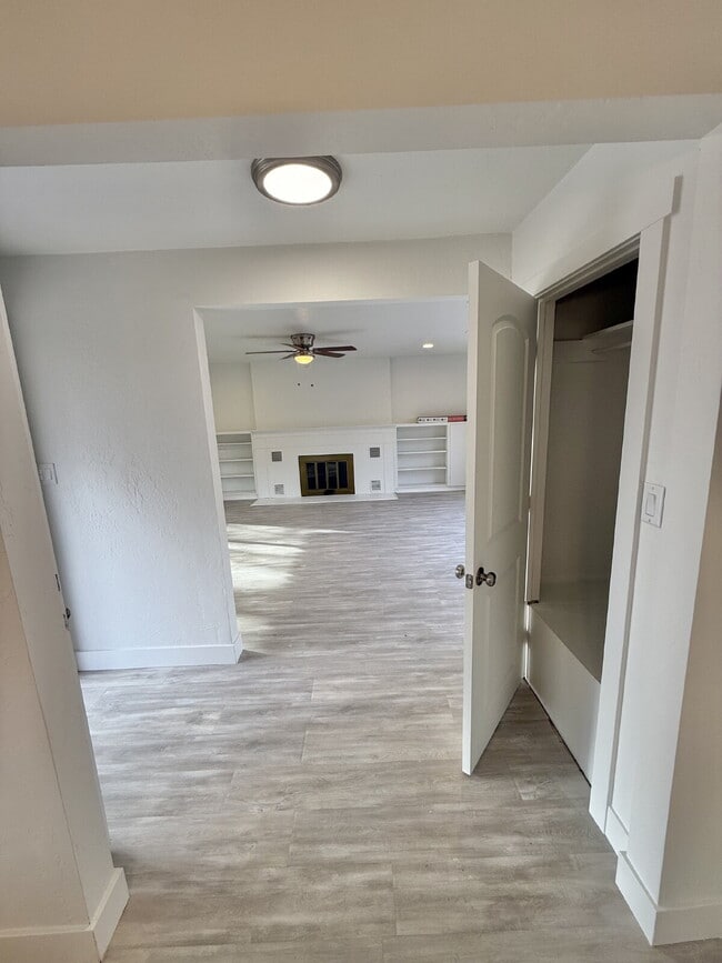Building Photo - 288 W Diagonal #A 3 Bed/2 Bath
