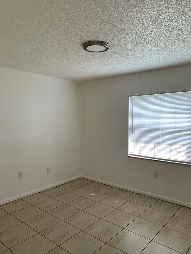 Building Photo - Vero Beach 2 Bedroom 1 Bath