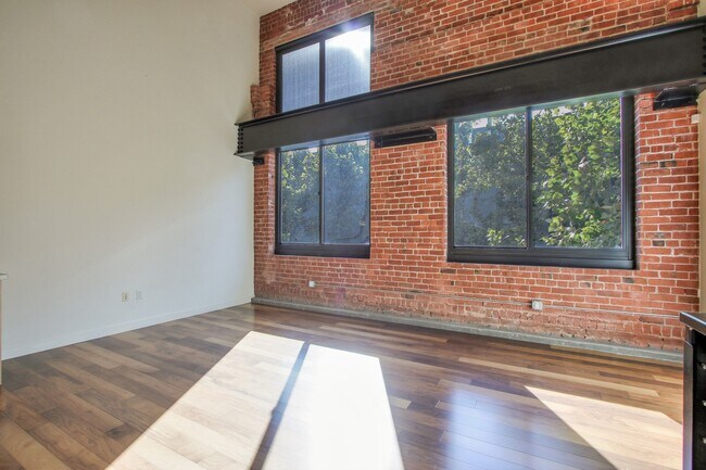 Building Photo - 3 Level Loft at Plant 51- 2 Bed/2 Bath - Exposed Brick