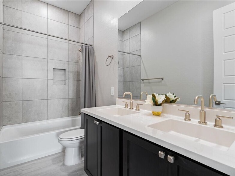 Guest Bathroom - 5053 E Anderson Dr