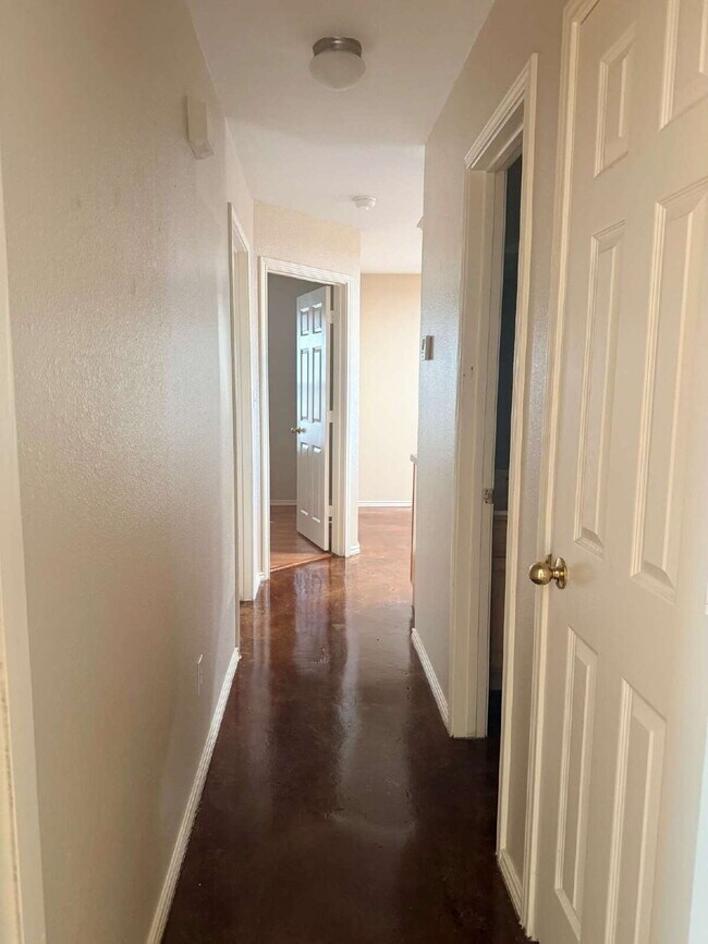 Building Photo - Three Bed/ Two Bath in Hollywood Park