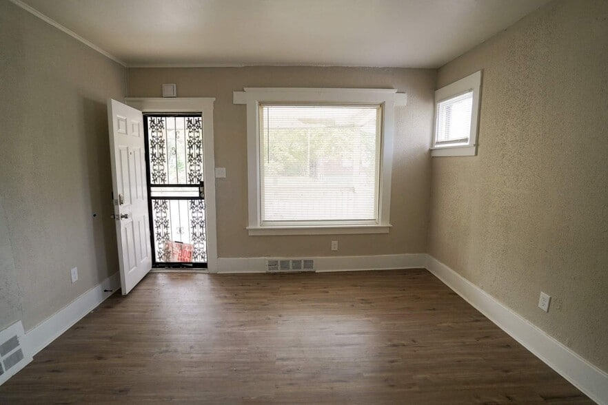 Building Photo - This beautifully updated 3-bedroom, 1-bath single-family home is ready for move-in!