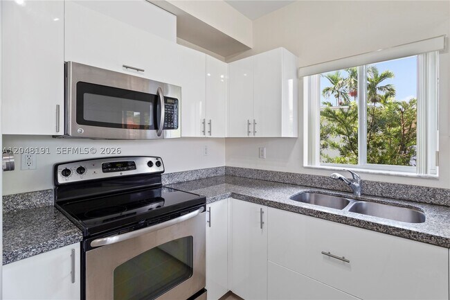 Building Photo - 2782 SW 33rd Ave