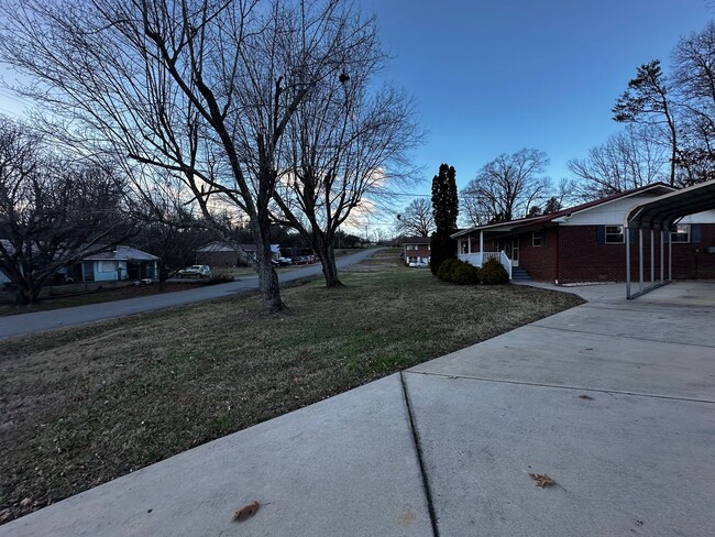 Building Photo - 3 bedroom/1.5 bath brick home for rent in ...