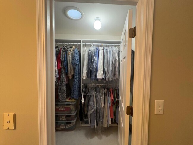 Building Photo - 1375 Burnett Dr