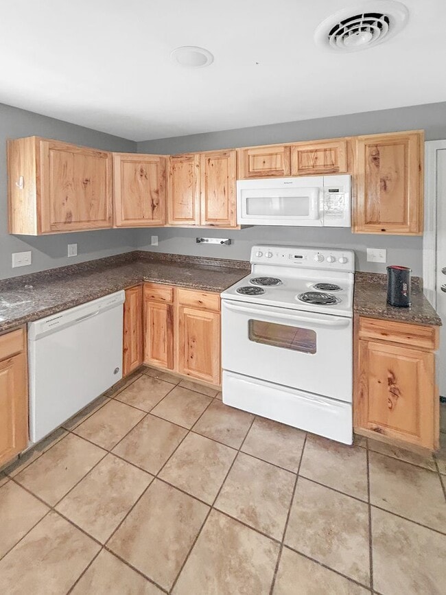 Building Photo - Welcome to this charming 2-bedroom, 1-bath...