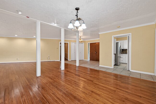 Building Photo - 1701 Mistletoe Ln