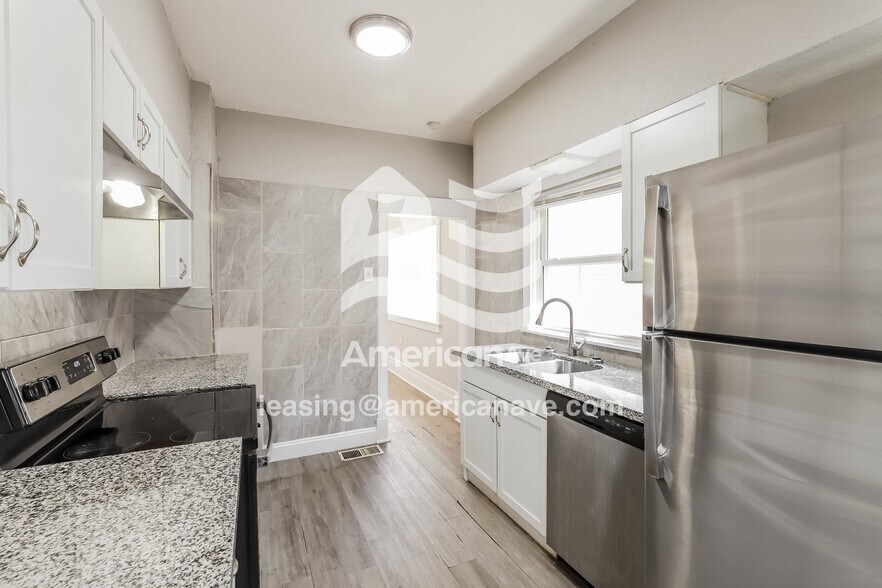 Building Photo - 3211 E 30 Terrace