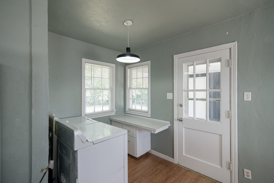 Building Photo - 2025 W Admiral Rd