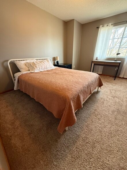 Guest room 1 with desk - 3006 SW Glenbrooke Blvd