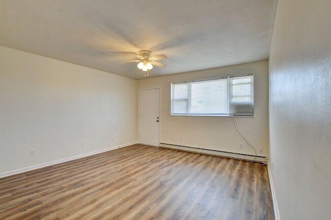 Building Photo - 936-938 Schumann Dr