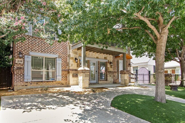 Building Photo - * MOVE IN SUMMER 7/25/2027 * 5 Bed 3 Bath Walk to TCU Light Housekeeping Included