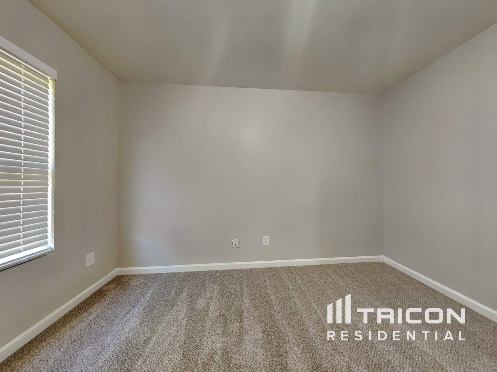 Building Photo - 211 Hollyhock Ln