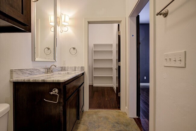 Building Photo - Modern 3-Bedroom Duplex Near OU Health Center and Okana Resort