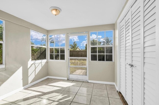 Building Photo - 184 SE 27th Way