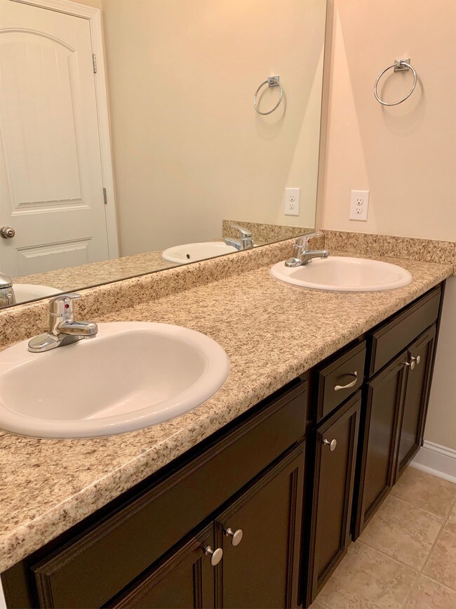 Building Photo - 147 Waverly Way