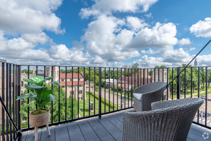 1BR, 1BA - 660SF - Balcony - LUX at Lawrence