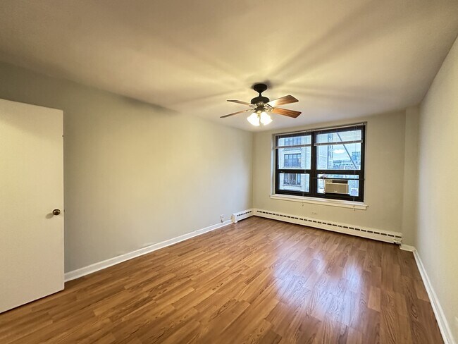 Building Photo - 450 W Wellington Ave