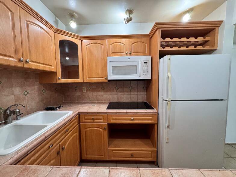 Building Photo - 995 SW 84th Ave