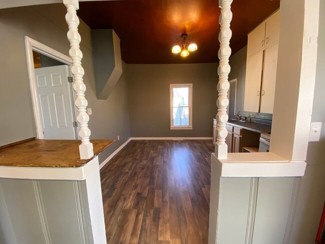 Building Photo - 1203 W State St