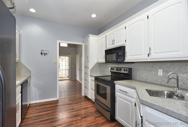Building Photo - 319 S Gillette Ave