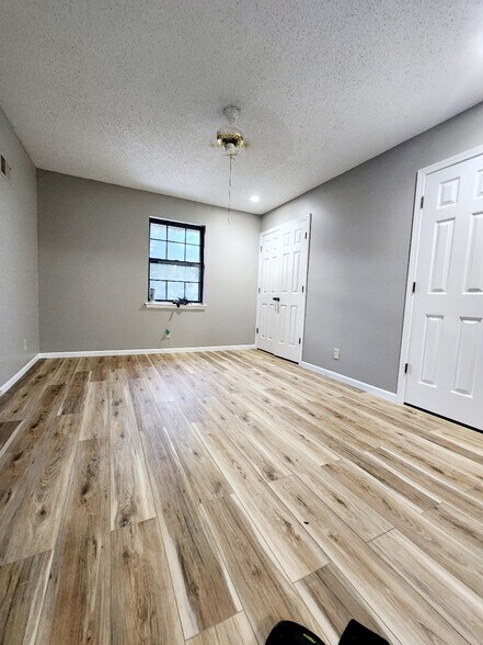 Master bedroom - 9721 W 83rd Ter