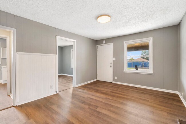 Building Photo - Charming and remodeled 2 Bed | 1 Bath Home...