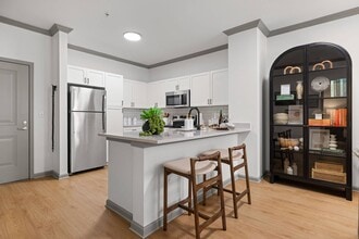 Building Photo - Lorian